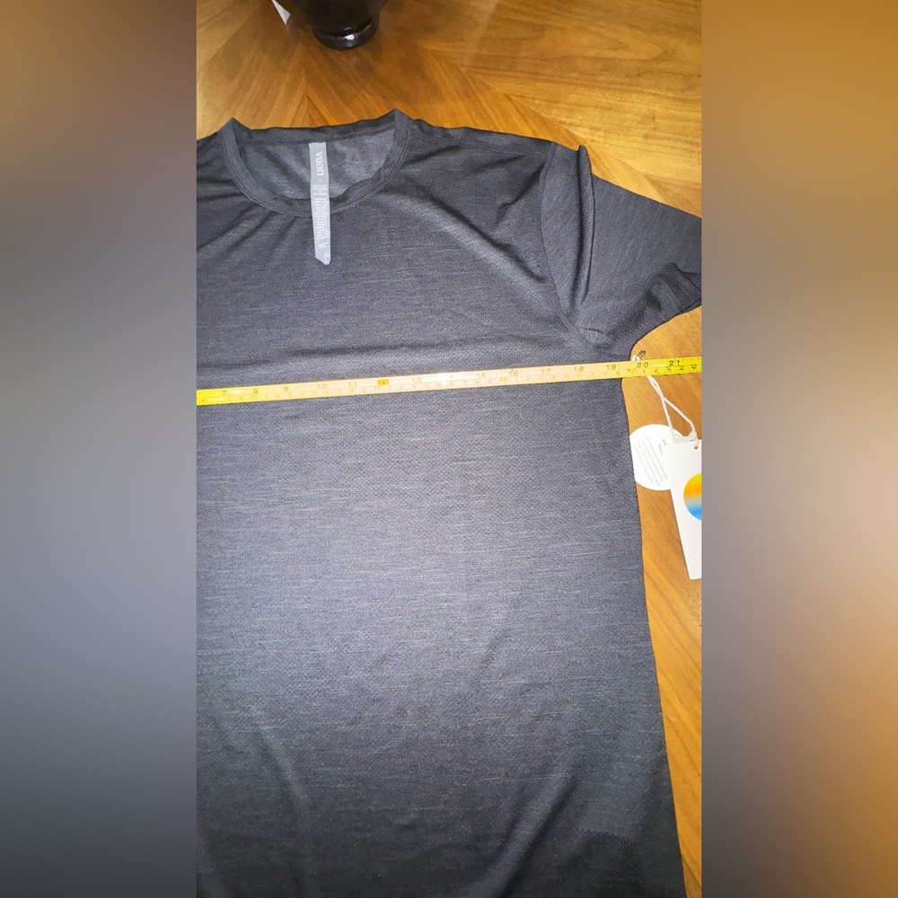 VUORI Dark Short Sleeve Tee Athletic Style - Picture 4 of 11